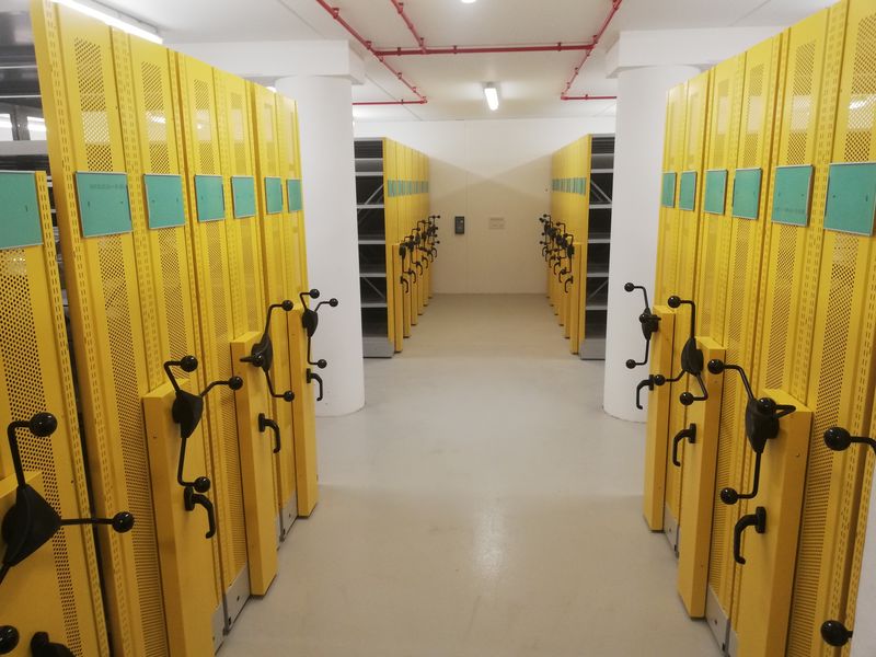Rayonnages mobiles d'archives jaunes à volants, allée ouverte