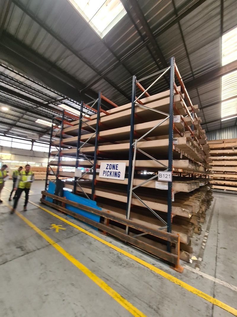 Monteurs en gilet jaune au pied d'un cantilever chargé de bois