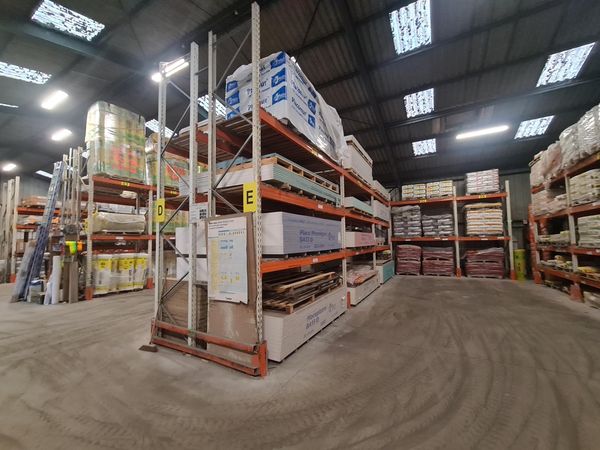 Racks à palettes chargés de matériaux dans un négoce