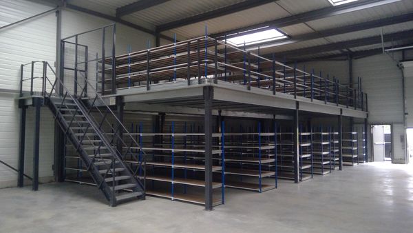 Plateforme industrielle avec escalier et rayonnage léger, à La Mézière