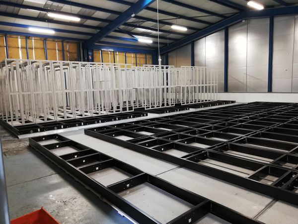 Montage d'échelles de rayonnages mobiles sur leurs châssis