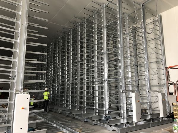 Monteurs en gilet sur un chantier de rayonnages de grande hauteur