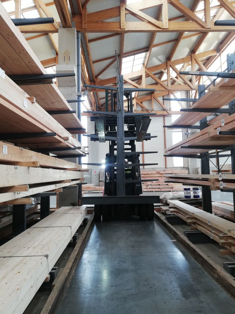Cantilever double face chargé de bois de charpente