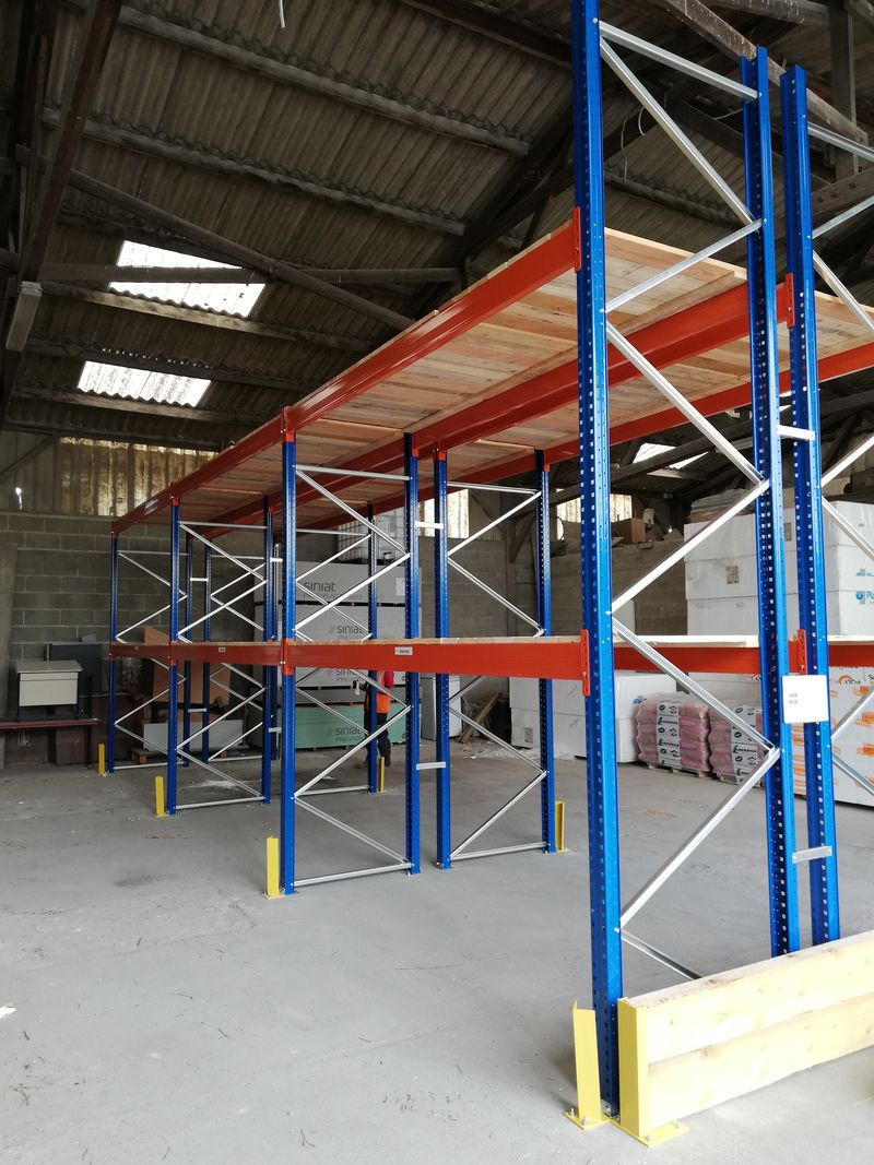 Rack à palettes bleu et orange avec protection d'échelle jaune