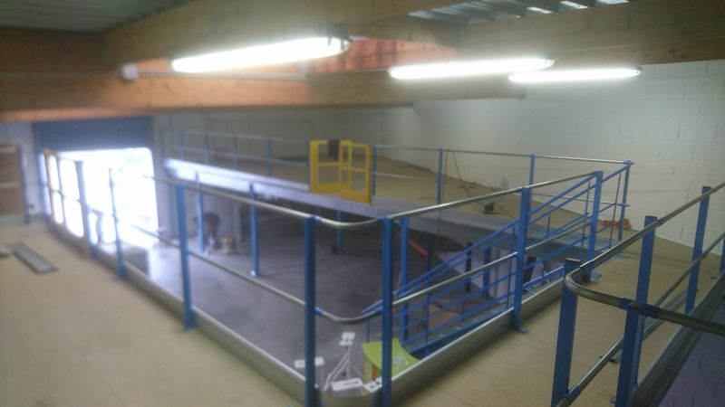 Plateforme sur poteaux avec garde-corps bleu