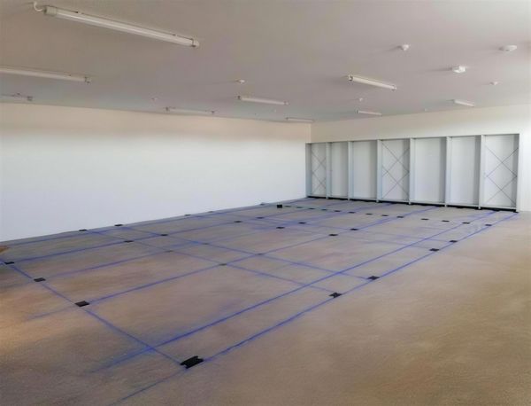 Plancher technique et rails avant la pose des rayonnages, à Carhaix