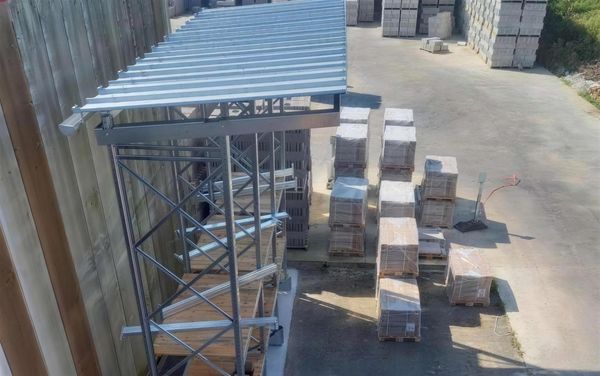 Toiture du rayonnage lourd et palettes de carrelage, à Caudan