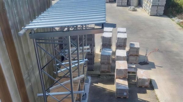 Rack avec toiture chargé de palettes de carrelage, à Caudan