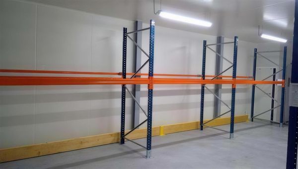 Racks lourds à palettes dans une réserve, à Hennebont