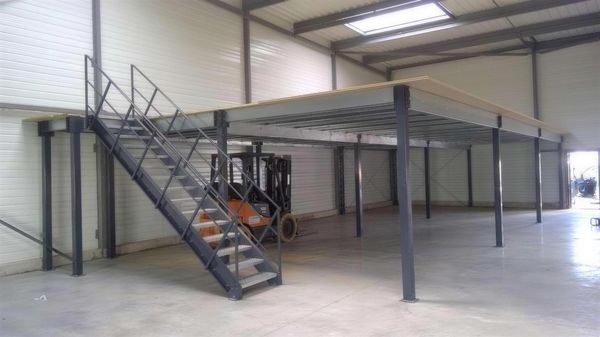 Escalier et plancher de la plateforme de La Mézière