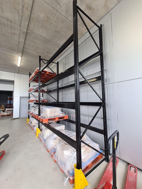 Échelle de rack et protection jaune, chantier de Poitiers
