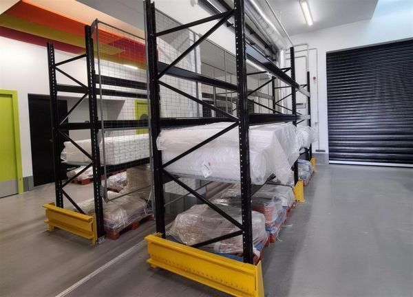 Racks à palettes chargés dans les locaux d'un traiteur à Poitiers