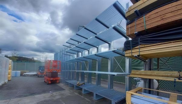 Cantilever avec toiture chargé de bois, dans un négoce de matériaux à Quimper