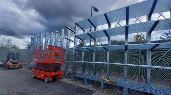 Cantilever avec toiture et nacelle élévatrice, à Quimper