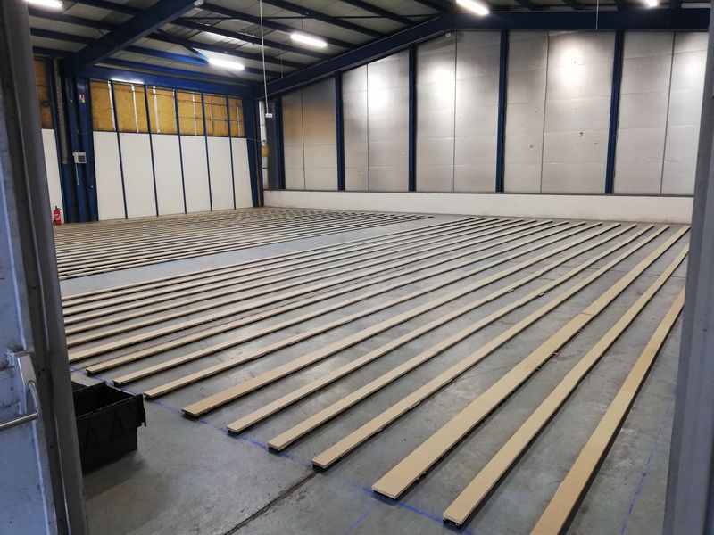 Longerons du plancher technique posés en lignes