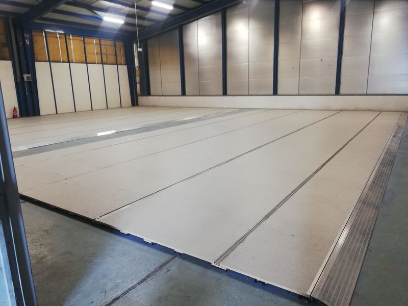 Plancher technique fini, rails intégrés