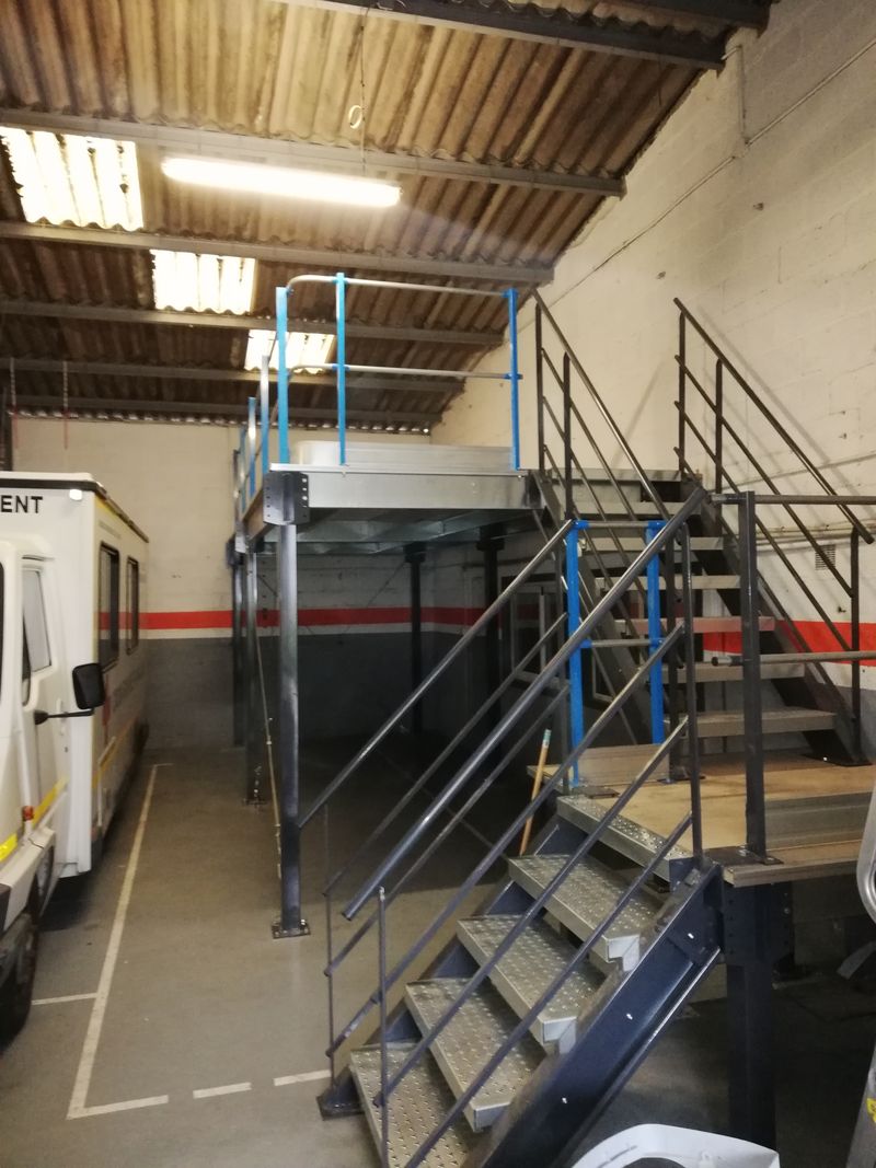 Plateforme métallique avec escalier et garde-corps dans un atelier